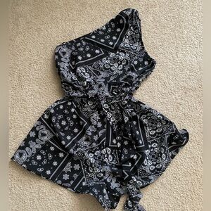 One shoulder paisley romper